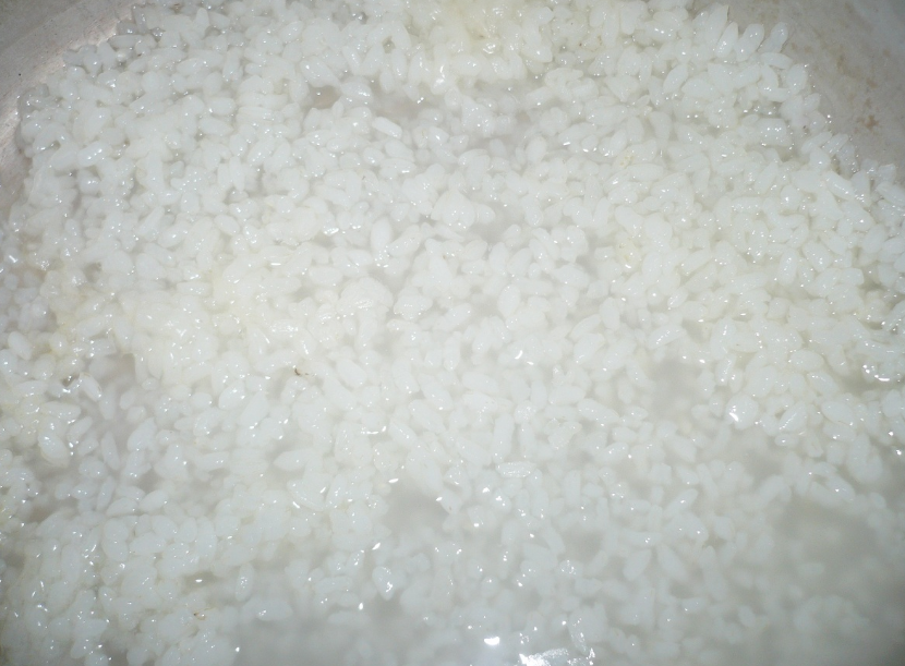 Можно ли рисовый отвар. Слизистый рисовый отвар. Рисовый отвар от диареи. Рисовая вода от диареи. Рисовый отвар от поноса ребенку.